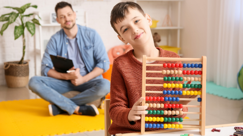 Com Alexandre Costa Pedrosa, descubra ações simples e eficazes para apoiar a criança autista no dia a dia escolar.