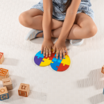 Alexandre Costa Pedrosa mostra como estratégias práticas tornam a escola um ambiente mais acolhedor para crianças autistas.