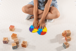 Alexandre Costa Pedrosa mostra como estratégias práticas tornam a escola um ambiente mais acolhedor para crianças autistas.