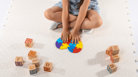 Alexandre Costa Pedrosa mostra como estratégias práticas tornam a escola um ambiente mais acolhedor para crianças autistas.