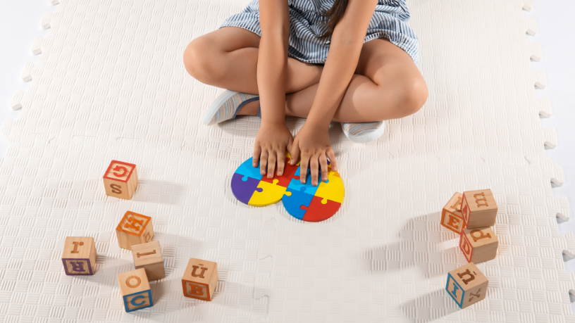 Alexandre Costa Pedrosa mostra como estratégias práticas tornam a escola um ambiente mais acolhedor para crianças autistas.