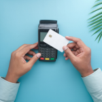 Andrey de Oliveira Pontes analisa como identificar impulsos de consumo e aplicar técnicas simples para retomar o controle das decisões financeiras.