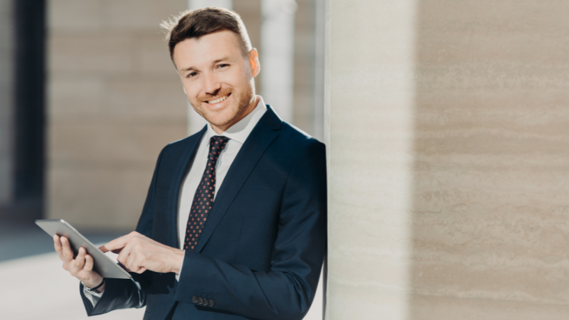 Neste texto, Andrey de Oliveira Pontes mostra como pequenas mudanças de hábito ajudam a controlar impulsos de consumo no dia a dia.