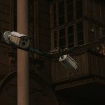 Câmeras de segurança instaladas em um poste em uma área urbana.