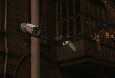 Câmeras de segurança instaladas em um poste em uma área urbana.