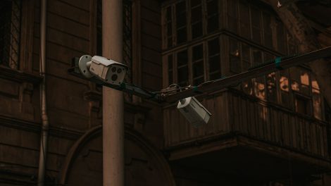 Câmeras de segurança instaladas em um poste em uma área urbana.