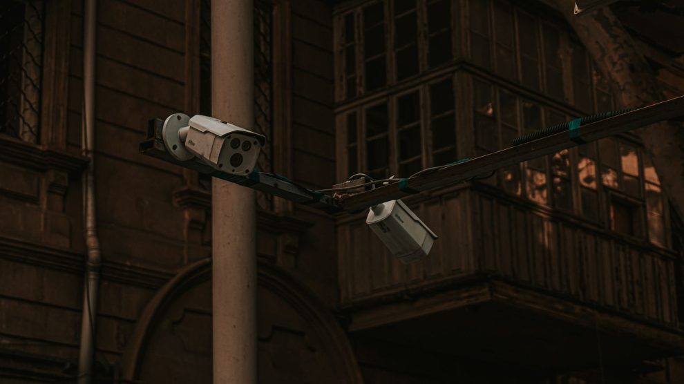 Câmeras de segurança instaladas em um poste em uma área urbana.