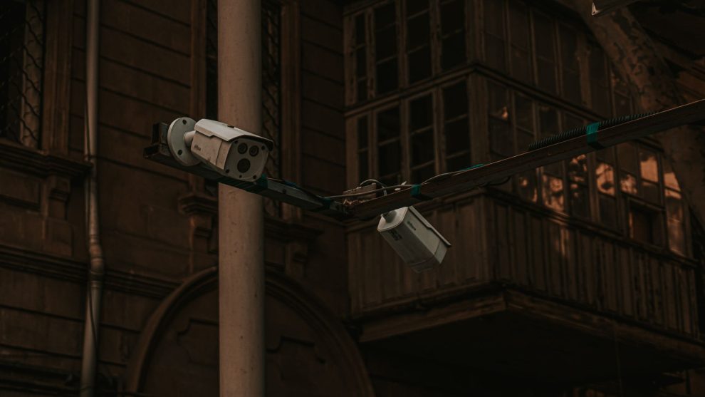 Câmeras de segurança instaladas em um poste em uma área urbana.