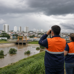 Área urbana do Grande ABC próxima a curso d’água durante ação de monitoramento da Defesa Civil
