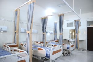 Ala hospitalar ampla e moderna, com equipamentos médicos e áreas individuais para pacientes.