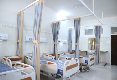 Ala hospitalar ampla e moderna, com equipamentos médicos e áreas individuais para pacientes.