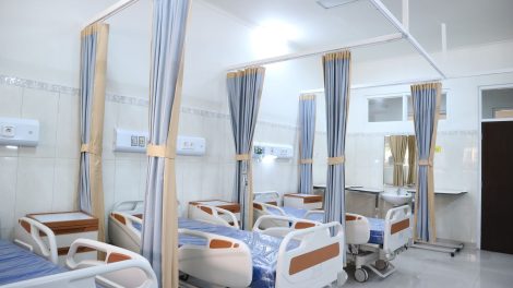 Ala hospitalar ampla e moderna, com equipamentos médicos e áreas individuais para pacientes.