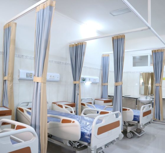 Ala hospitalar ampla e moderna, com equipamentos médicos e áreas individuais para pacientes.